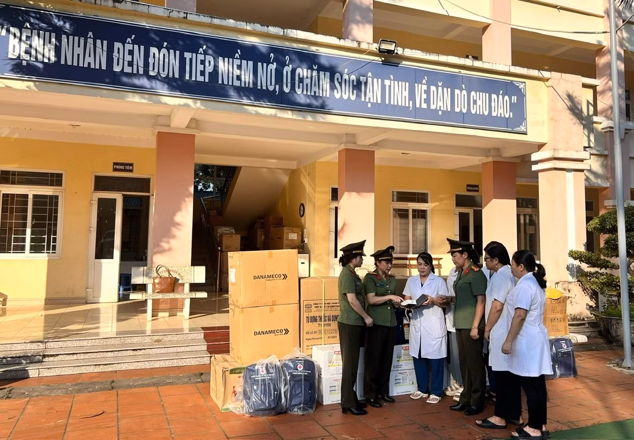 Y tế CAND hỗ trợ trang thiết bị, vật tư y tế phòng dịch và xử lý ô nhiễm môi trường sau lũ rút tại Cao Bằng -0