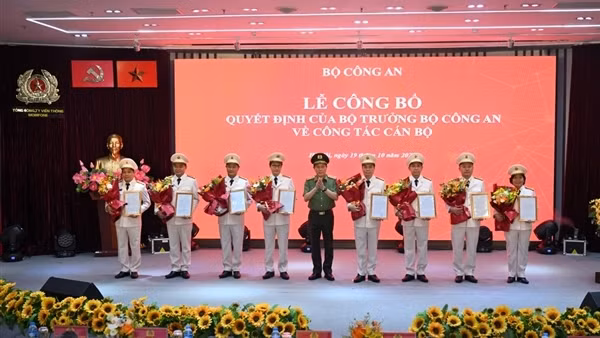 Bộ Công an phong cấp bậc hàm cho 8 lãnh đạo chủ chốt của Tổng Công ty Viễn thông MobiFone