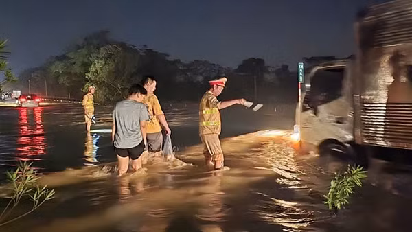 Nước lũ tràn lên cao tốc Hà Nội - Thái Nguyên, CSGT ứng trực xuyên đêm