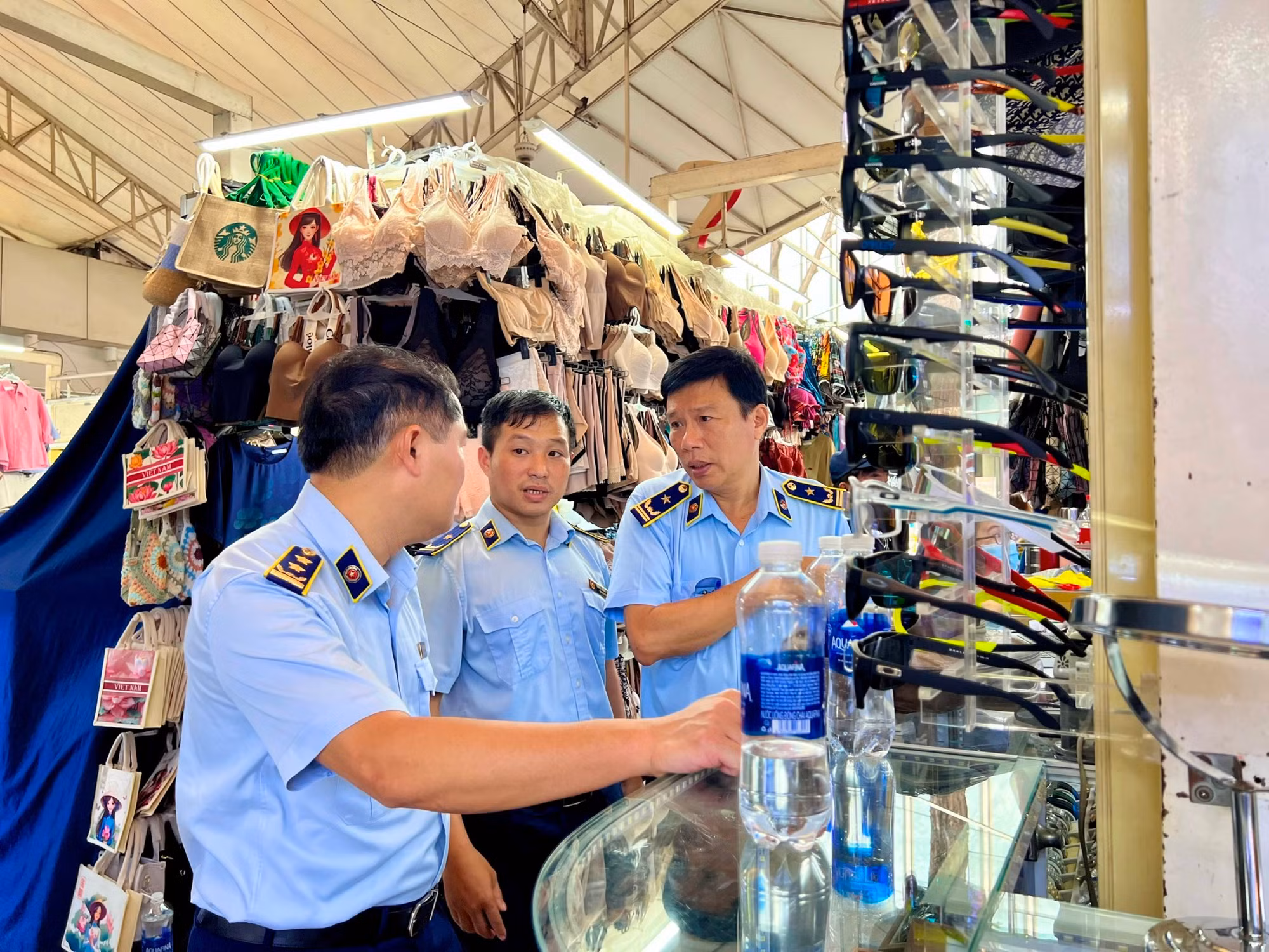 Quản lý thị trường chuyển Công an điều tra 9 vụ sản xuất, buôn bán hàng giả -0