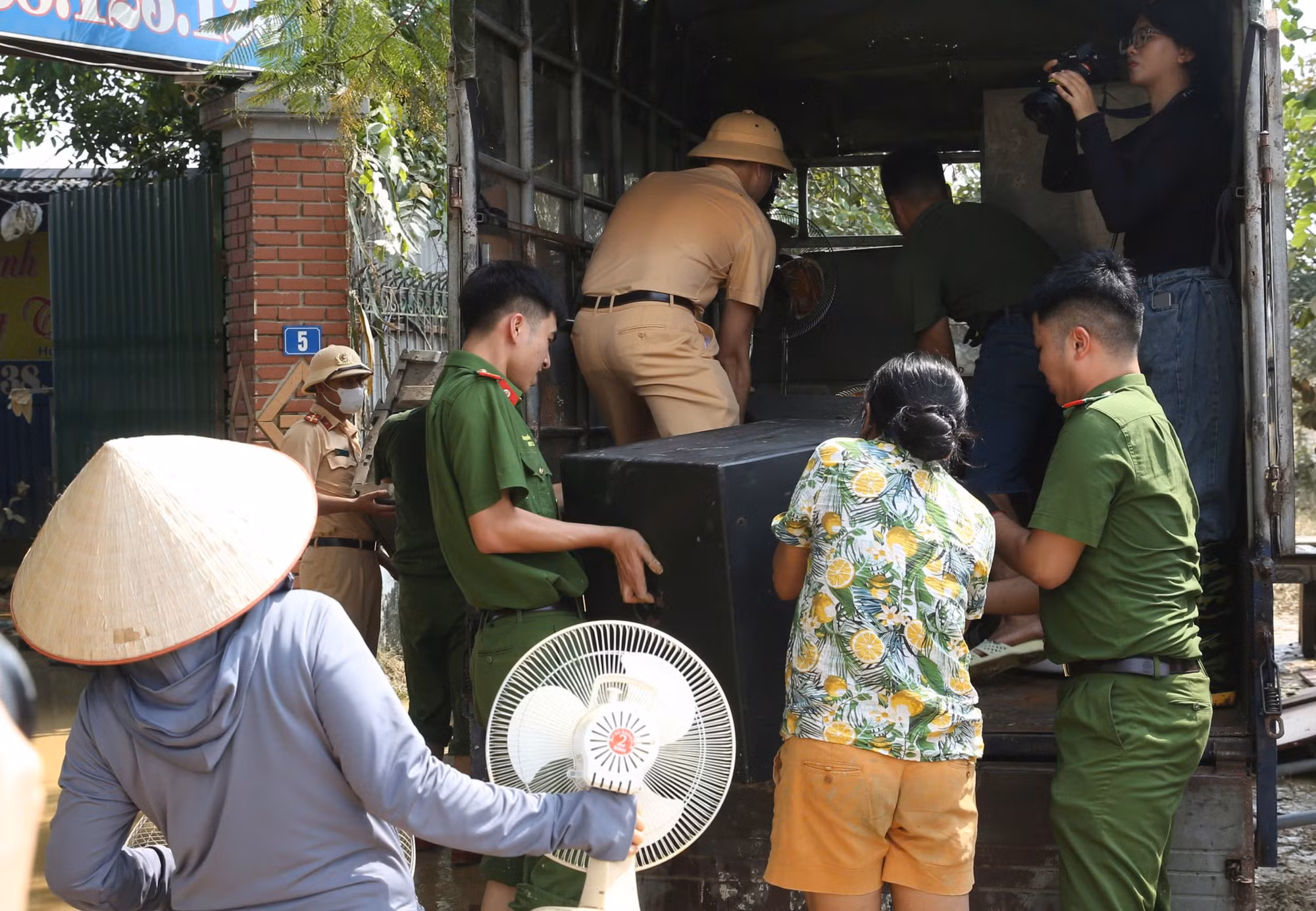 Hàng trăm cán bộ Công an Hà Nội tổng lực giúp người dân xã Trung Giã sau bão số 11 -0