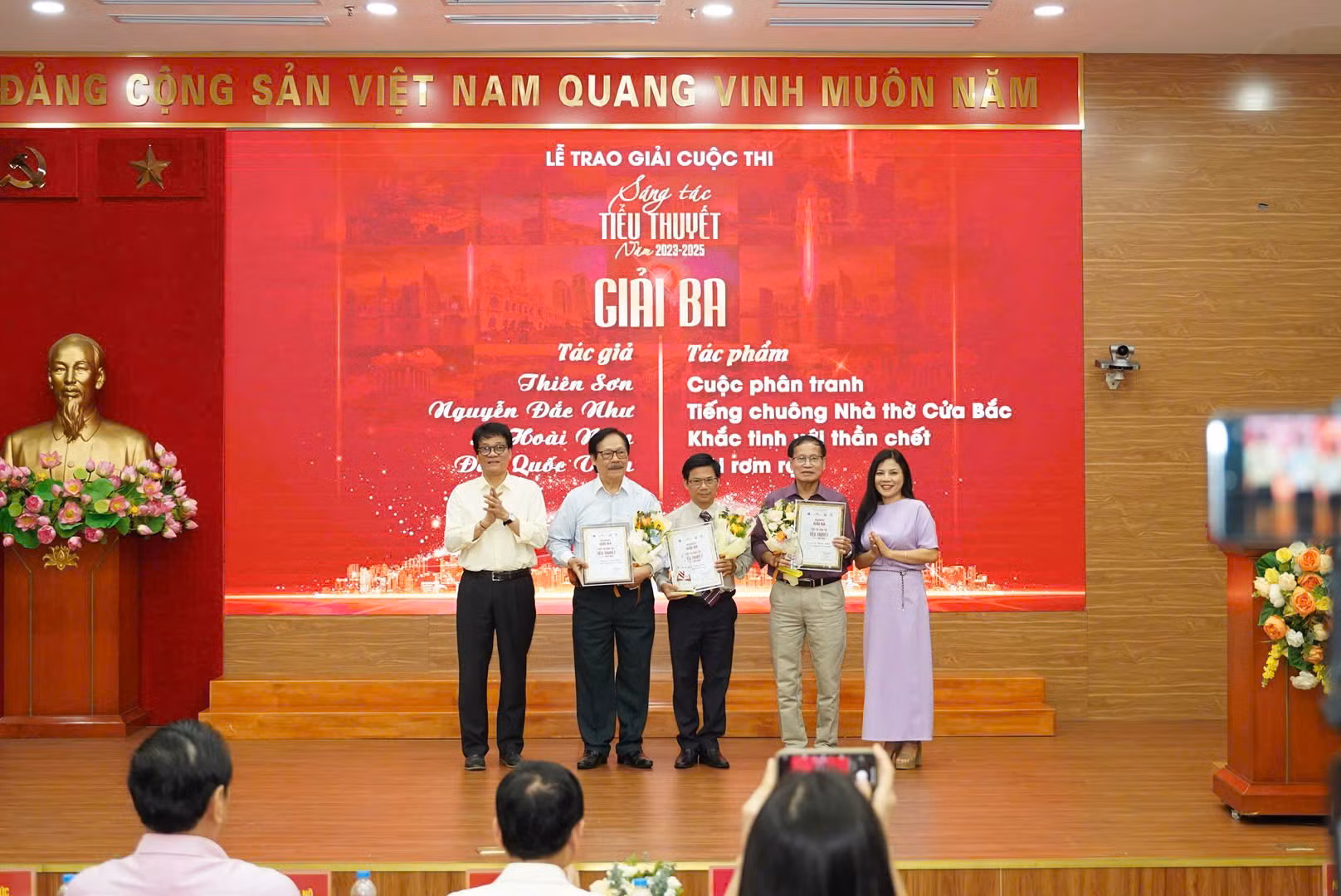 Không có tác phẩm đoạt Giải Nhất Cuộc thi sáng tác tiểu thuyết Thời báo Văn học Nghệ thuật -0