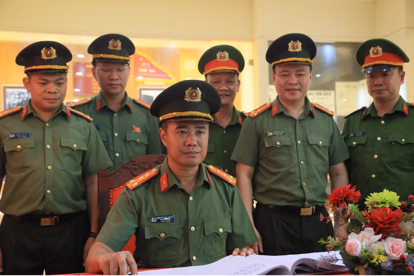 Công an TP Hà Nội báo công dâng Bác tại Khu lưu niệm Sáu điều Bác Hồ dạy Công an Nhân dân -0