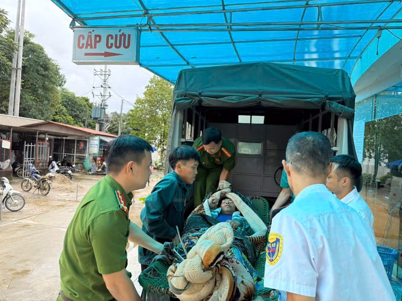 Công an Lào Cai kiên quyết vận động di dời, trực tiếp cứu sống 452 người dân -0
