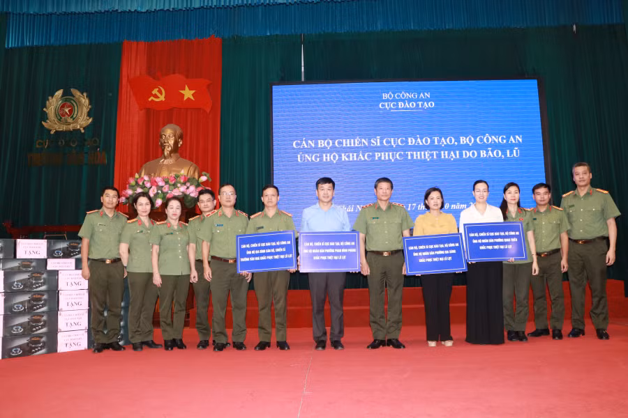 Cục Đào tạo và các học viện, trường CAND ủng hộ đồng bào bị thiệt hại do lũ lụt -0