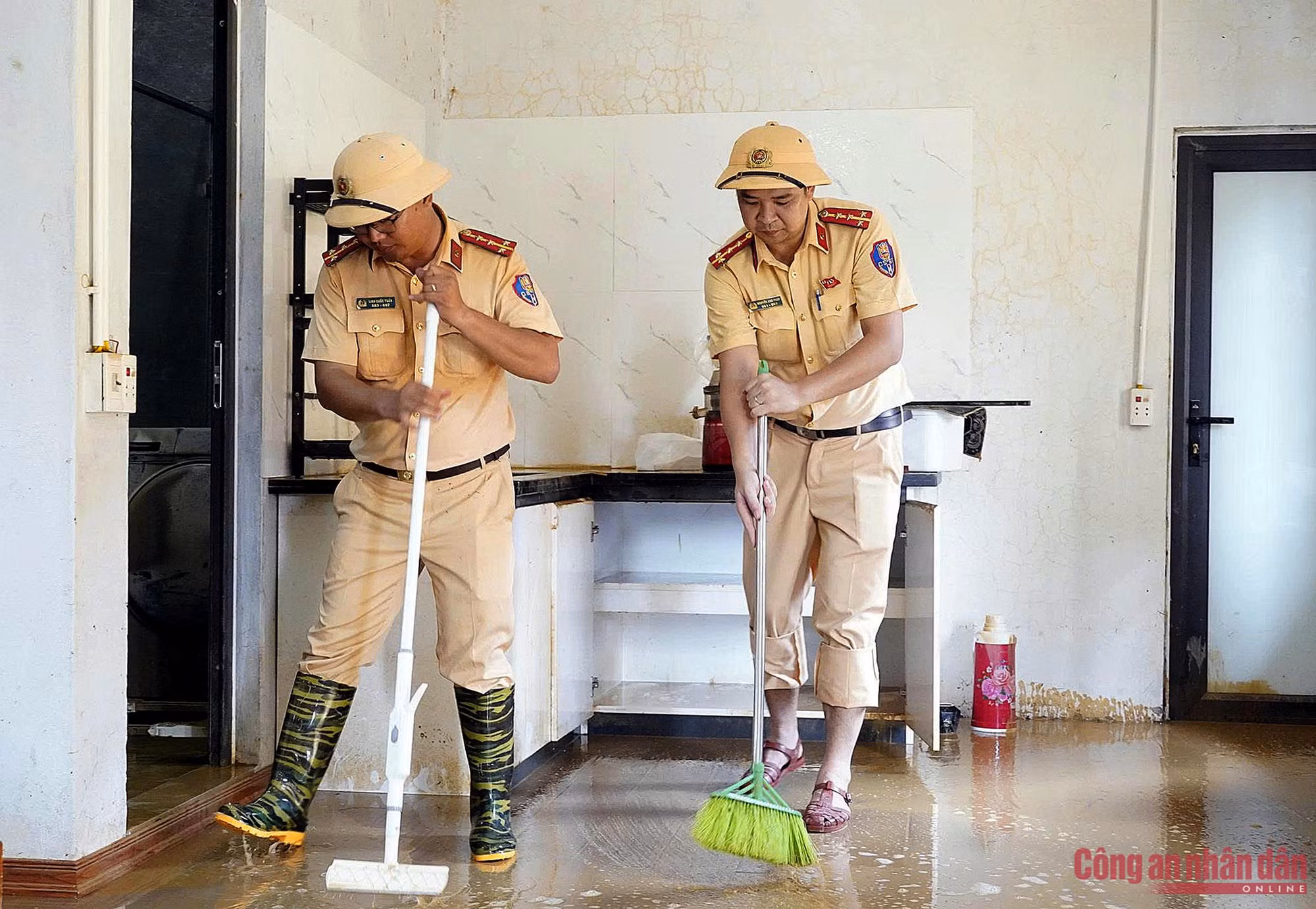 Chiến sĩ áo vàng những ngày trong tâm lũ giúp dân -1