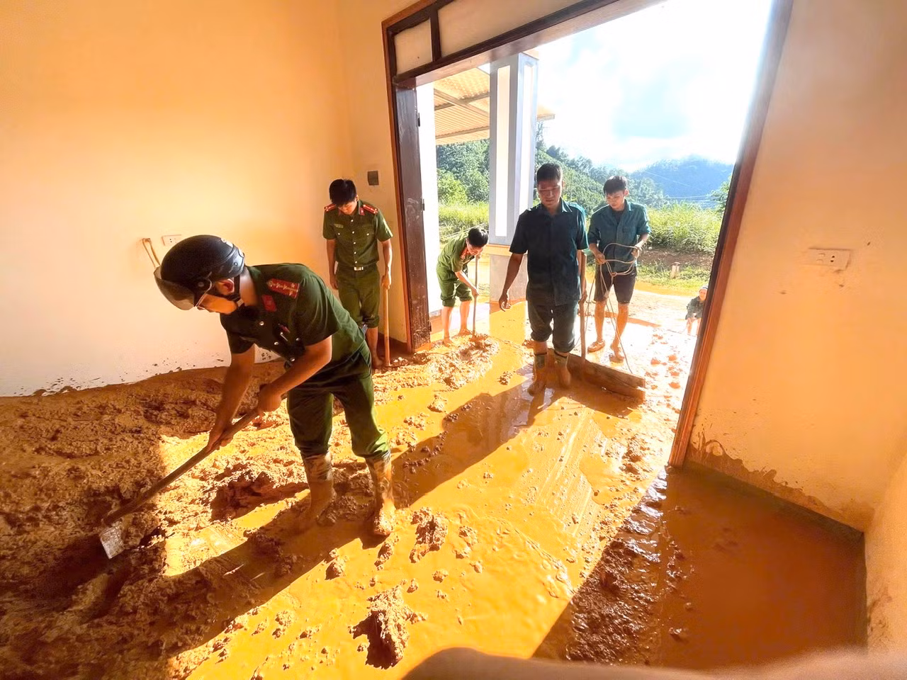 Bộ Công an chỉ đạo tăng cường các biện pháp xử lý vệ sinh môi trường và phòng dịch sau lũ lụt -0