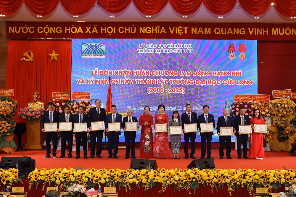 Trường Đại học Cửu Long đón nhận Huân chương Lao động hạng Nhì -0