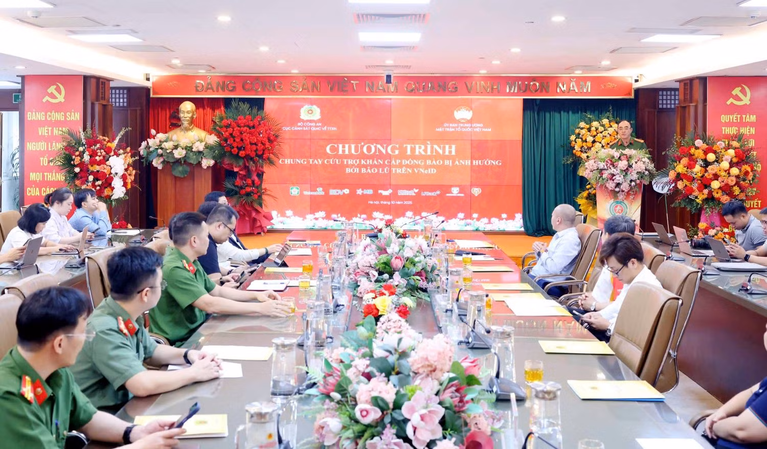 Cứu trợ khẩn cấp đồng bào bị ảnh hưởng bởi bão lũ trên VNeID -0
