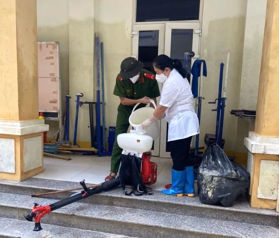 Y tế Công an tỉnh Cao Bằng khẩn trương xử lý môi trường, phun khử khuẩn phòng dịch sau lũ rút -0