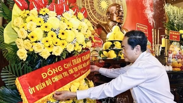 Chủ tịch Quốc hội Trần Thanh Mẫn dâng hương tưởng nhớ Chủ tịch Tôn Đức Thắng