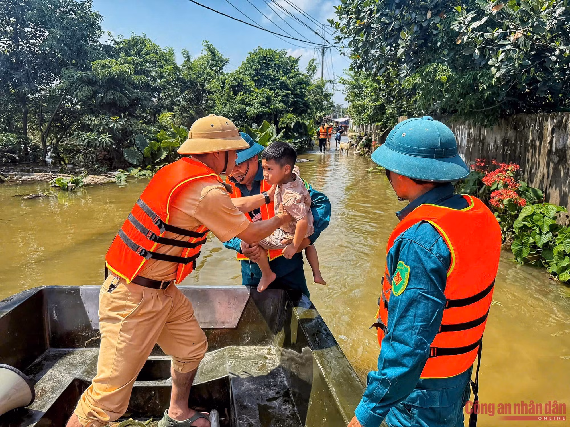 Chiến sĩ áo vàng những ngày trong tâm lũ giúp dân -0