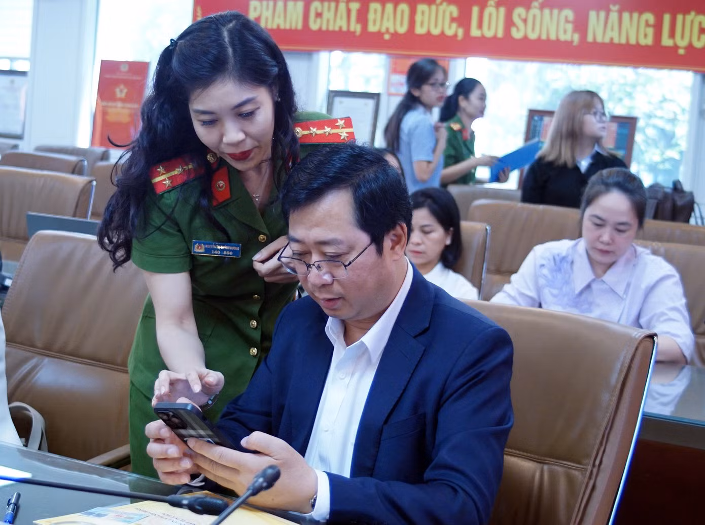 Cứu trợ khẩn cấp đồng bào bị ảnh hưởng bởi bão lũ trên VNeID -0