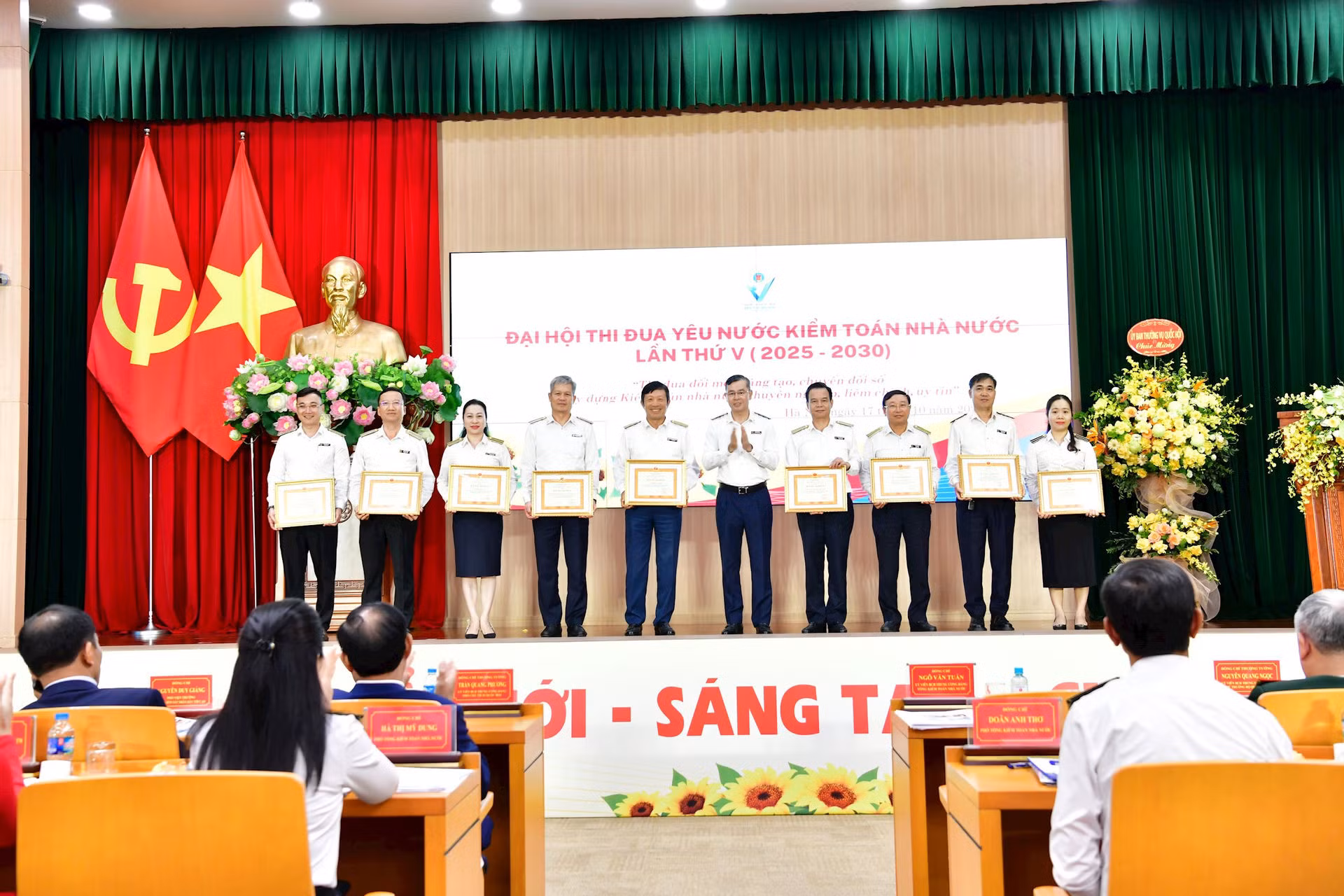 Thi đua yêu nước là để cùng nhau phát triển chứ không phải là kìm nén -0
