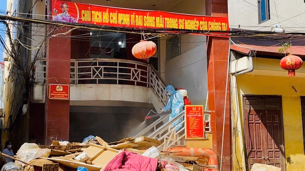 Y tế Công an tỉnh Cao Bằng khẩn trương xử lý môi trường, phun khử khuẩn phòng dịch sau lũ rút -0