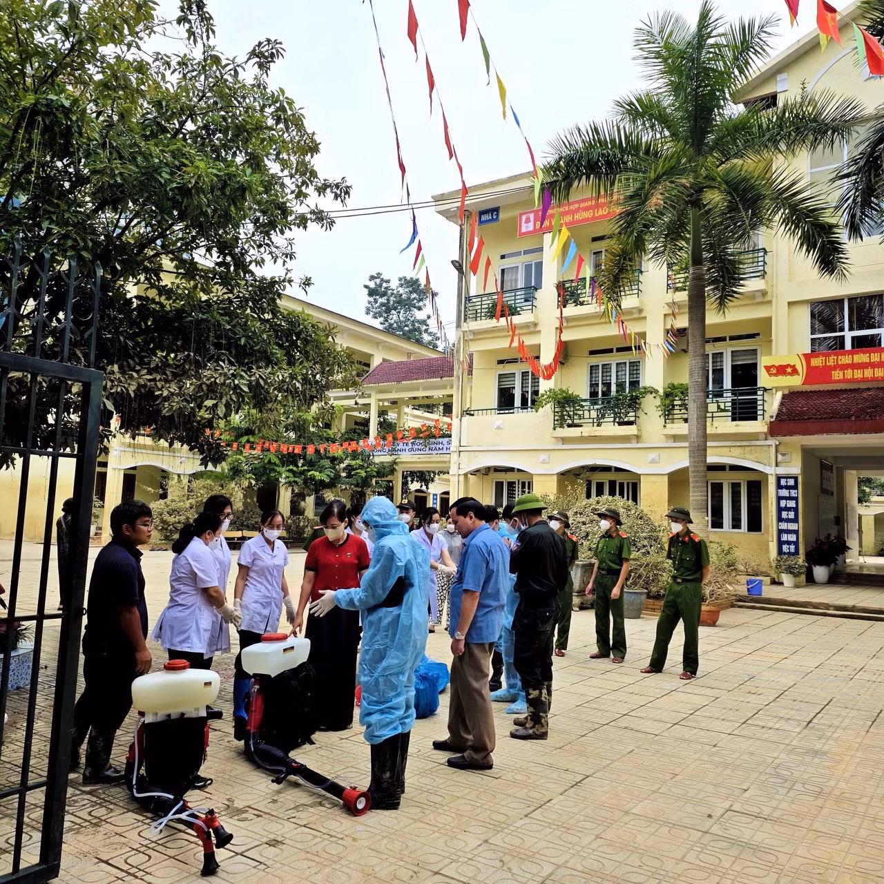 Y tế Công an tỉnh Cao Bằng khẩn trương xử lý môi trường, phun khử khuẩn phòng dịch sau lũ rút -0