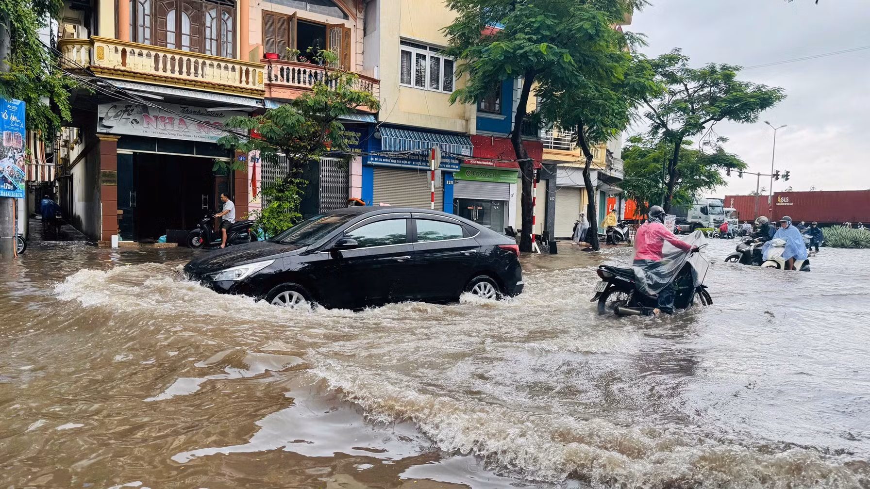 Mưa lớn nhấn chìm đường phố Hải Phòng -0