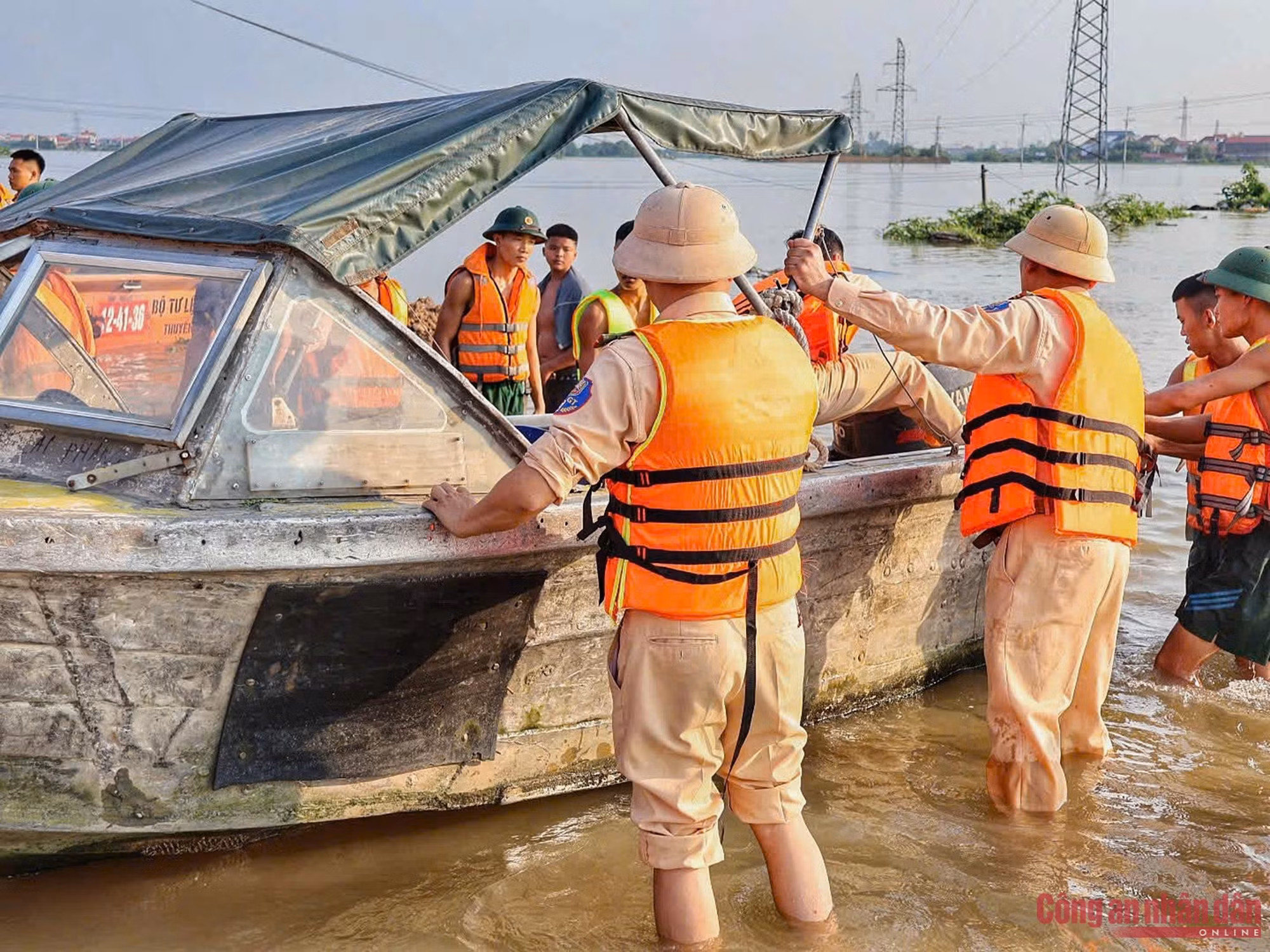 Chiến sĩ áo vàng những ngày trong tâm lũ giúp dân -0