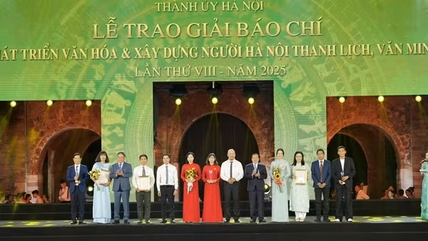 Trao giải báo chí về phát triển văn hóa và xây dựng người Hà Nội thanh lịch, văn minh