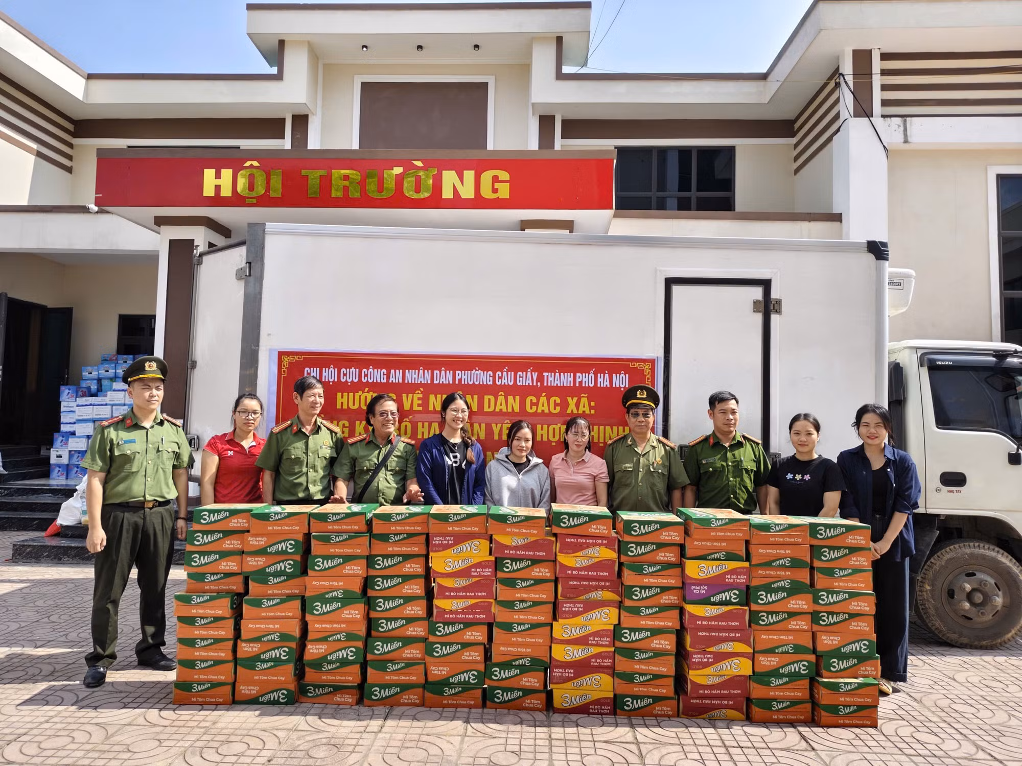Hàng nghìn suất quà được Chi hội Cựu CAND phường Cầu Giấy, TP Hà Nội trao tặng nhân dân vùng bão lũ tỉnh Bắc Ninh -1