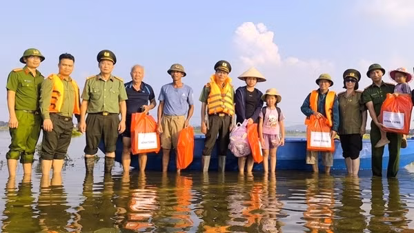 Hàng nghìn suất quà trao tặng nhân dân vùng bão lũ tỉnh Bắc Ninh