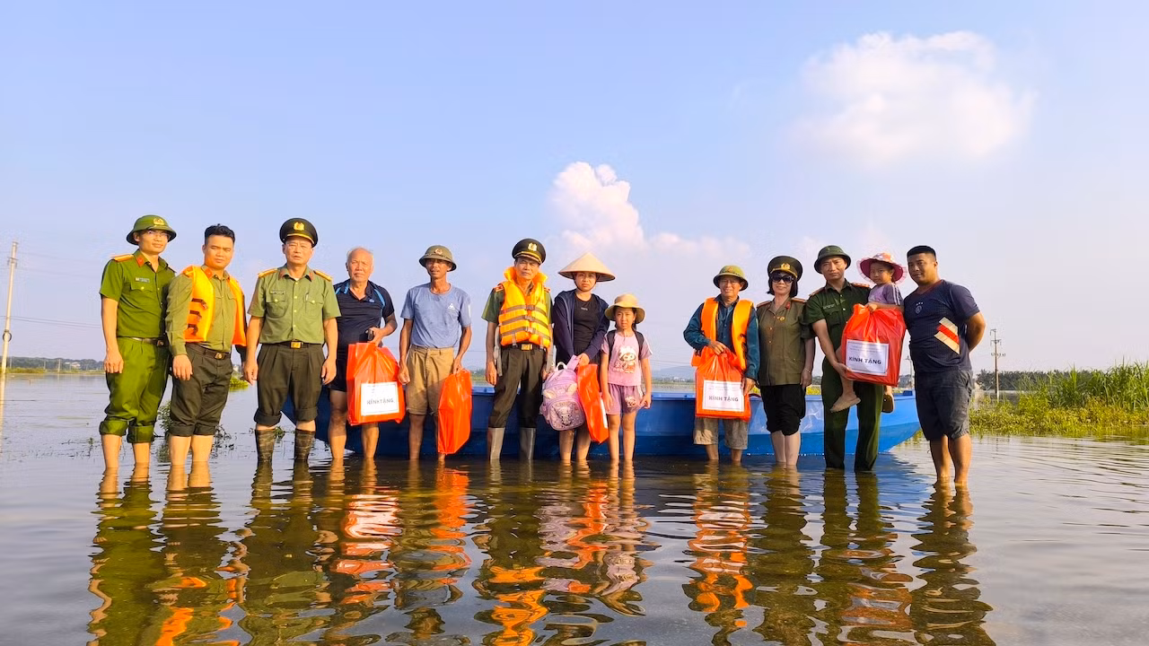 Hàng nghìn suất quà được Chi hội Cựu CAND phường Cầu Giấy, TP Hà Nội trao tặng nhân dân vùng bão lũ tỉnh Bắc Ninh -2