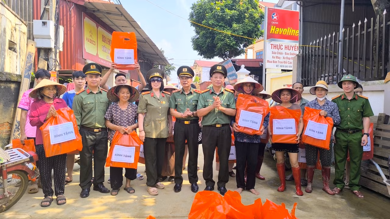 Hàng nghìn suất quà được Chi hội Cựu CAND phường Cầu Giấy, TP Hà Nội trao tặng nhân dân vùng bão lũ tỉnh Bắc Ninh -0