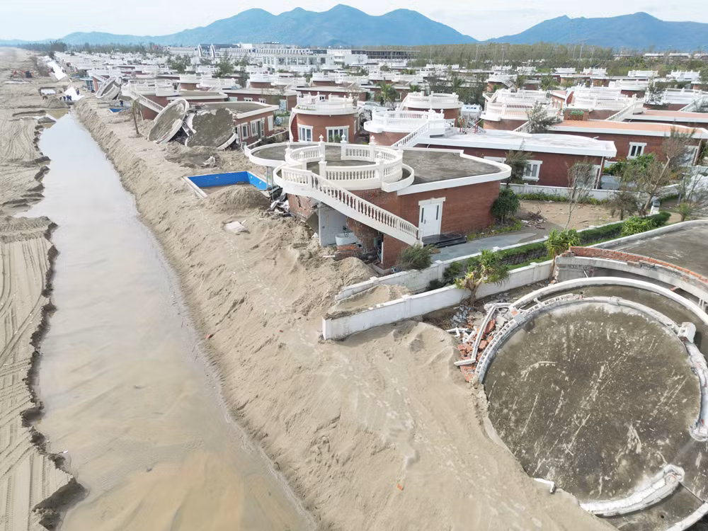 Tồn tại khó ngờ tại loạt biệt thự “view biển” đổ nát sau bão số 10 -0