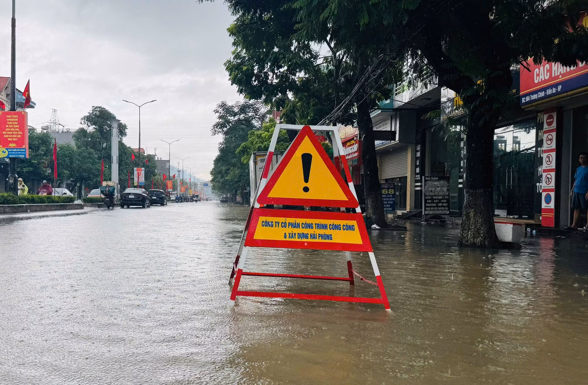 Mưa lớn nhấn chìm đường phố Hải Phòng -1