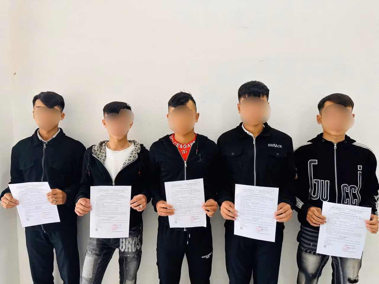  Mang hung khí đi gây rối trong đêm 5 đối tượng bị khởi tố -0