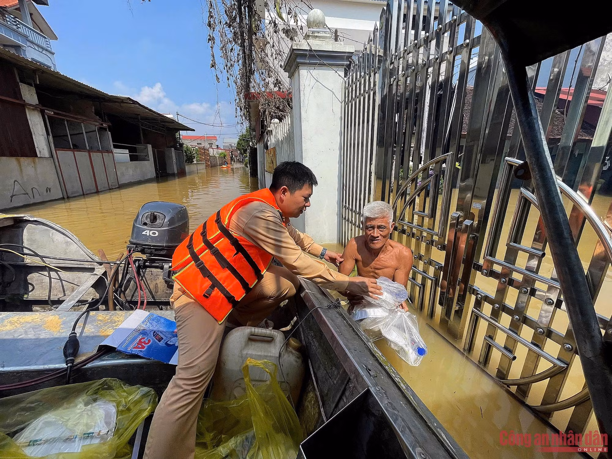 Chiến sĩ áo vàng những ngày trong tâm lũ giúp dân -1