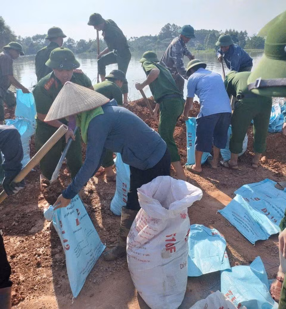 Lực lượng Công an Bắc Ninh phối hợp gia cố đê tránh nguy cơ sạt lở -1