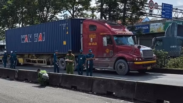 Va chạm xe container, nữ sinh tử vong trên đường đến trường