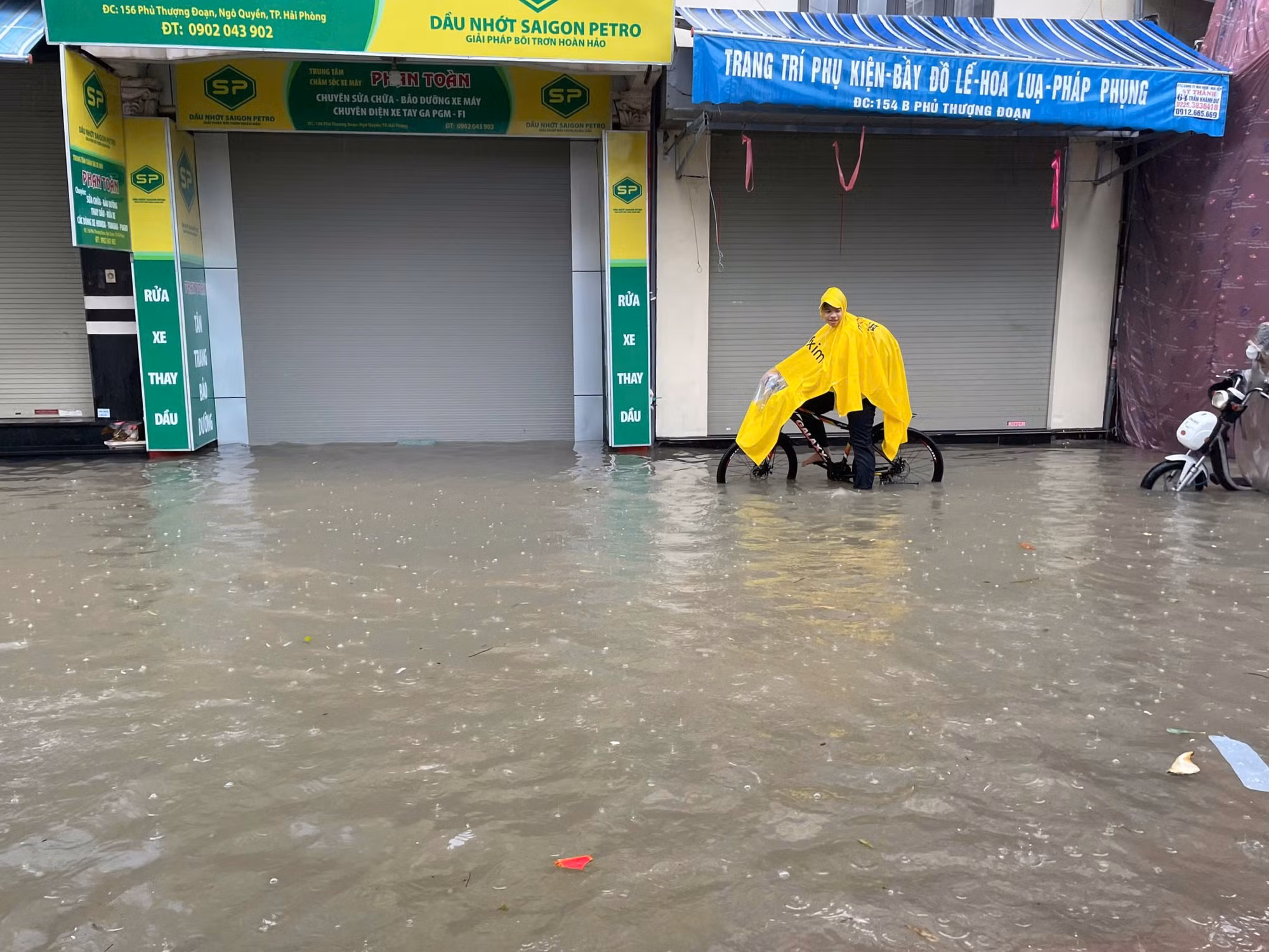Mưa lớn nhấn chìm đường phố Hải Phòng -1