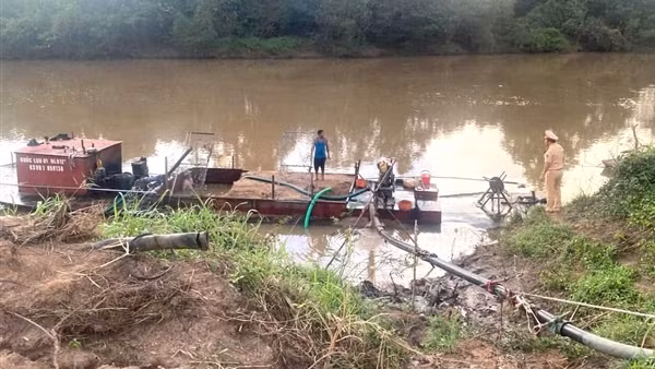 Giám đốc doanh nghiệp ngang nhiên dùng tàu hết đăng kiểm hút cát