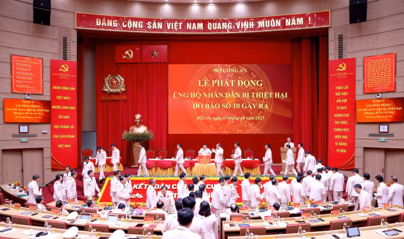 Bộ Công an ủng hộ 28 tỷ đồng hỗ trợ nhân dân 8 địa phương thiệt hại do bão lũ -1