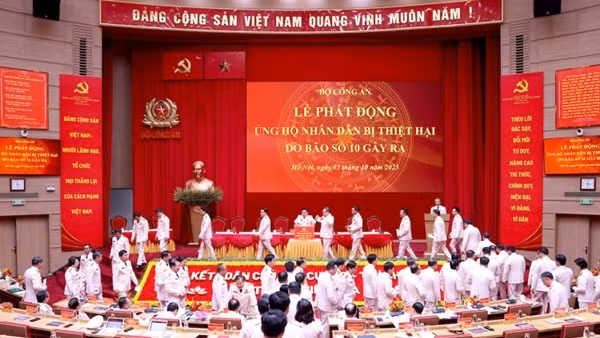 Bộ Công an ủng hộ 28 tỷ đồng hỗ trợ nhân dân 8 địa phương thiệt hại do bão lũ