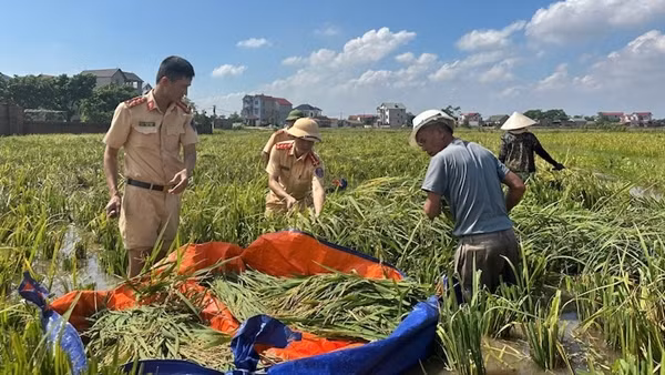 Công an TP Hà Nội huy động CBCS tiếp tục giúp đỡ nhân dân sau mưa lũ