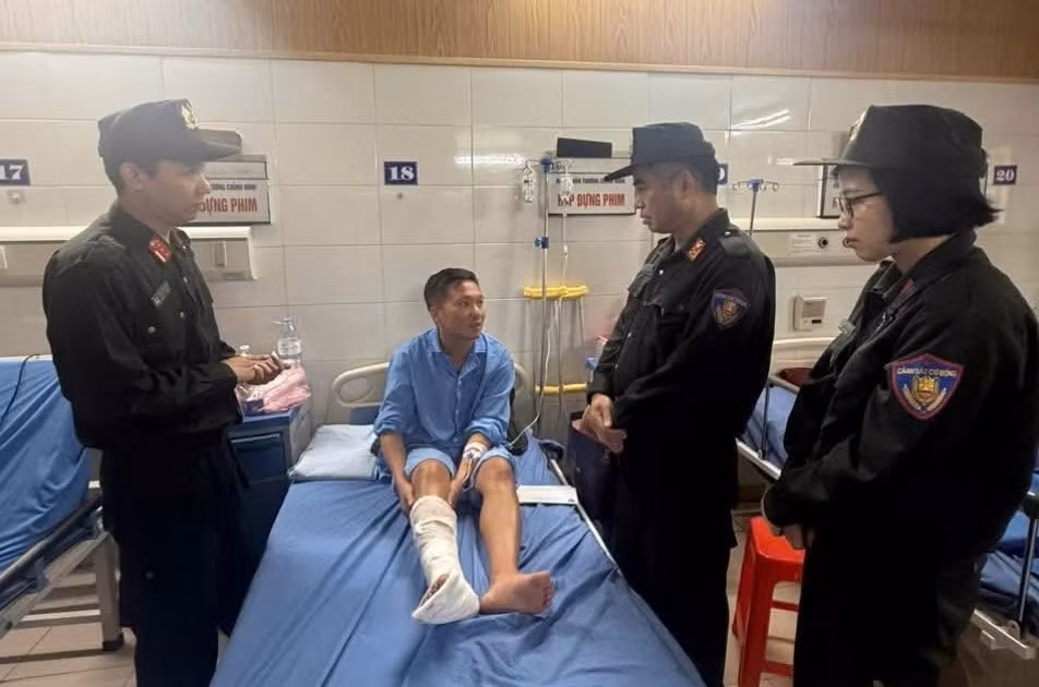 Toả sáng hình ảnh Cảnh sát cơ động giúp dân nơi tâm lũ -1