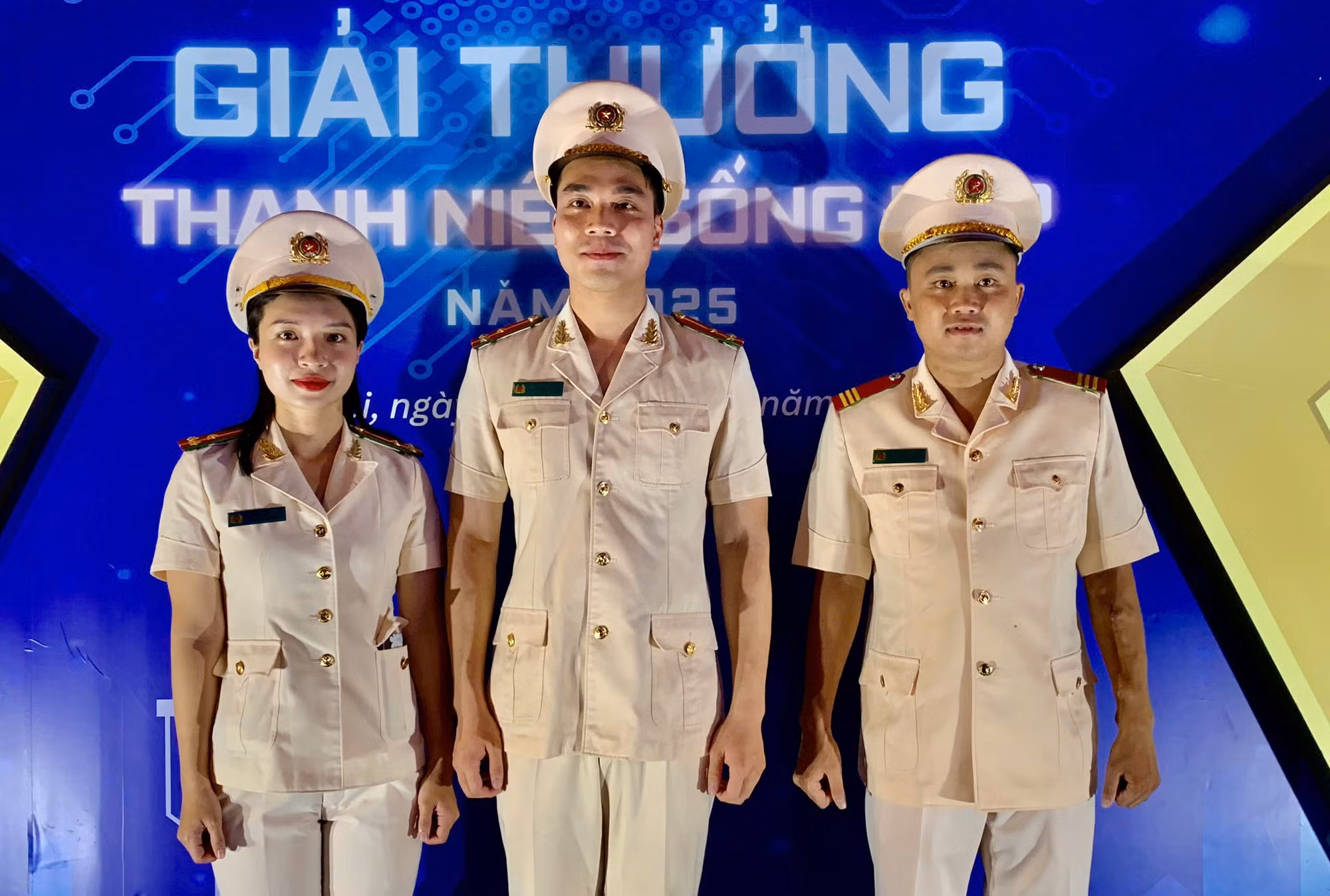 Tôn vinh 20 tấm gương 