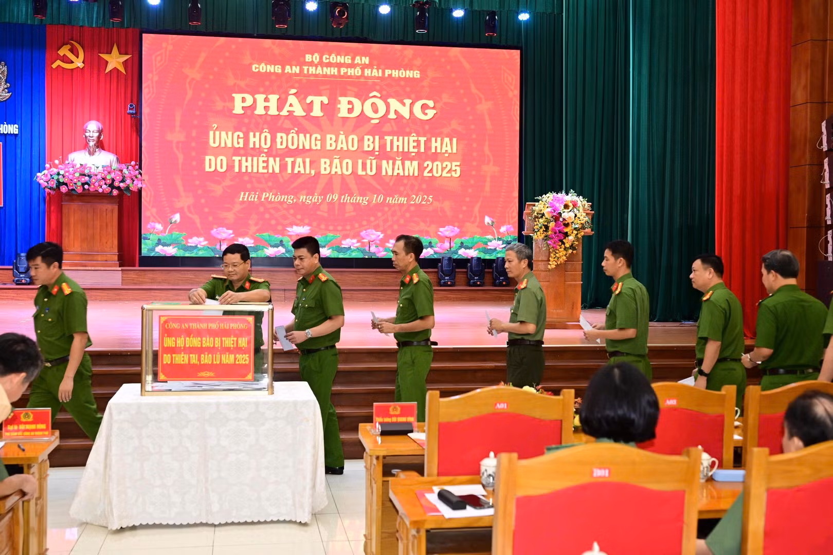 Bộ Công an ủng hộ 28 tỷ đồng hỗ trợ nhân dân 8 địa phương thiệt hại do bão lũ -1