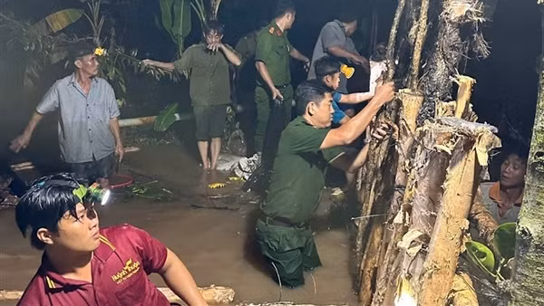 Đồng Tháp: Công an xã hỗ trợ người dân khắc phục sự cố vỡ đê bao
