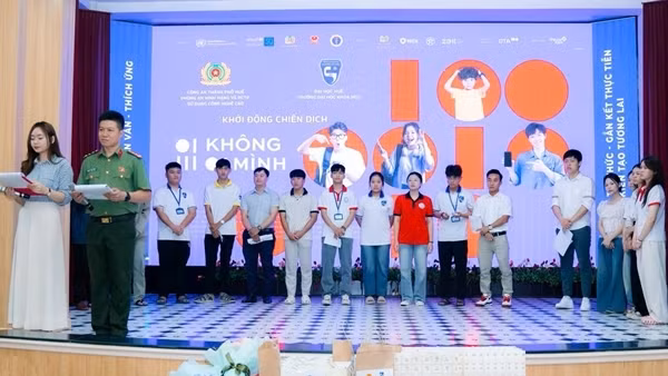 Công an TP Huế hưởng ứng chiến dịch “Không một mình – cùng nhau an toàn trực tuyến”