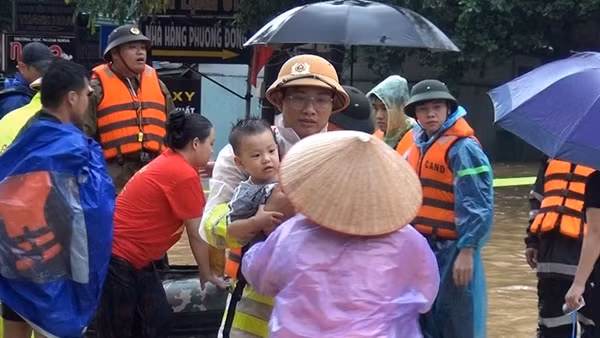 Những hy sinh thầm lặng của cán bộ, chiến sĩ Công an Thái Nguyên trong bão lũ