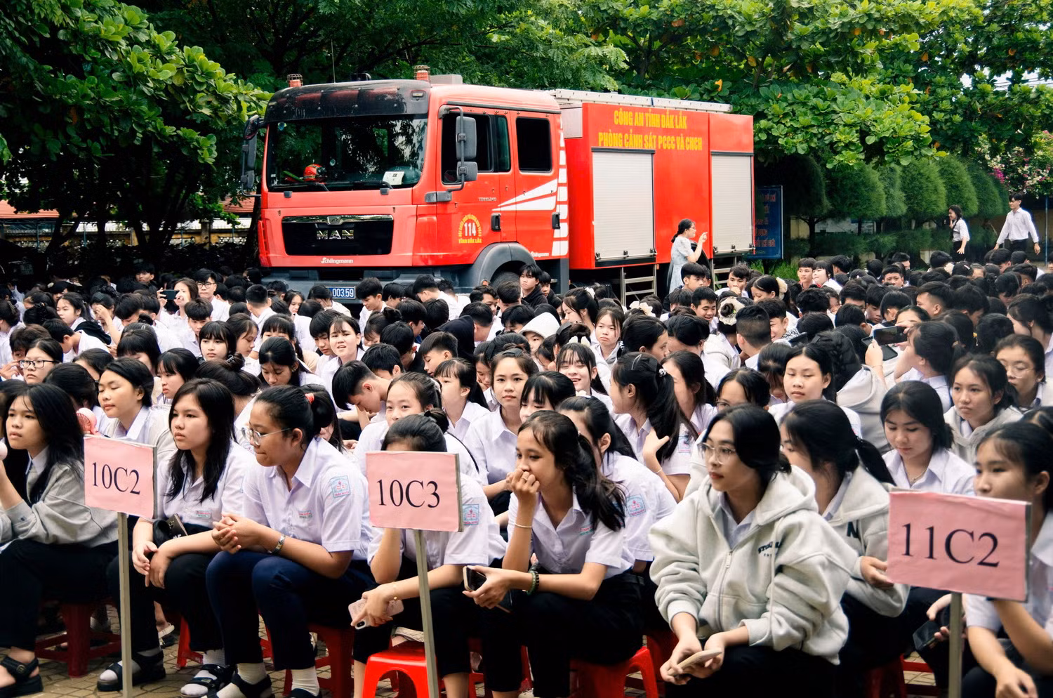  Gần 1.200 giáo viên, học sinh hào hứng trải nghiệm kỹ thuật chữa cháy và cứu nạn -0