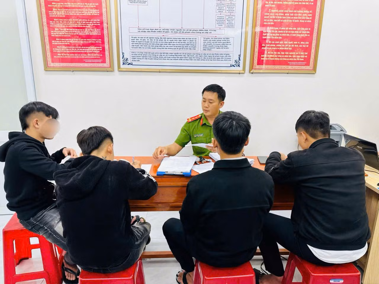  Mang hung khí đi gây rối trong đêm 5 đối tượng bị khởi tố -0