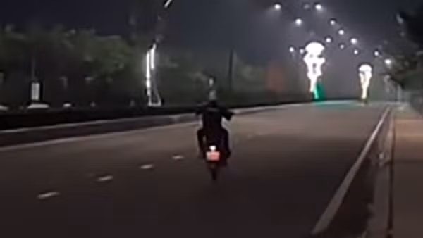 Chồng “biểu diễn” xe môtô, vợ đăng TikTok cổ vũ