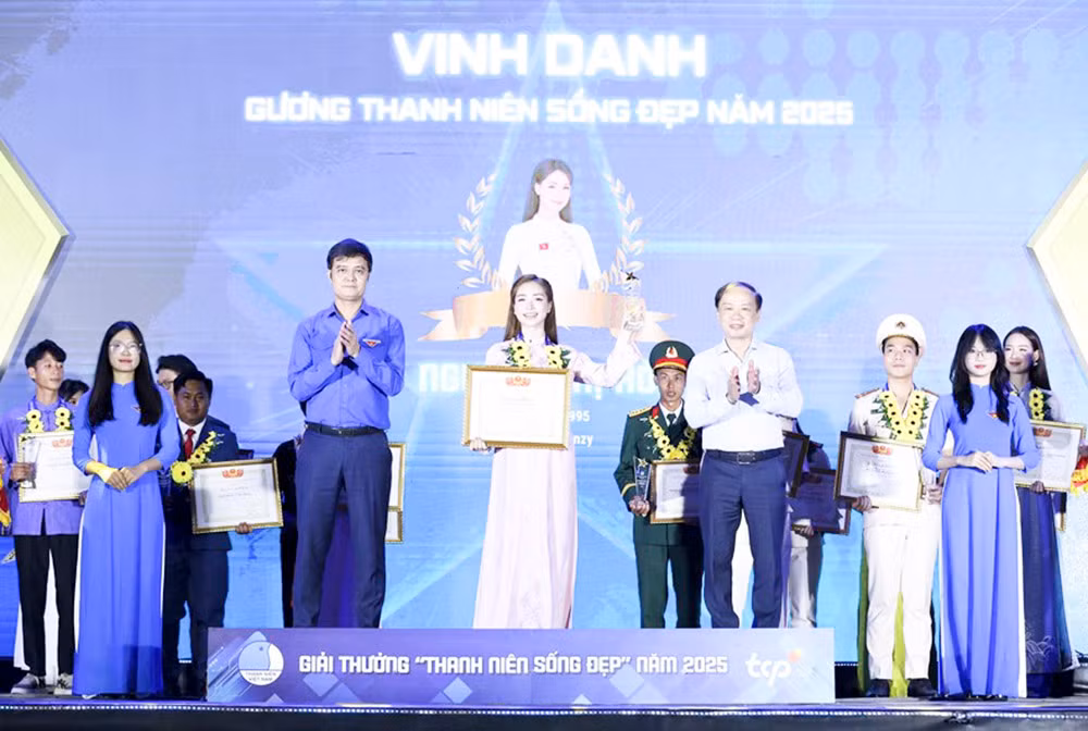 ca si hòa minzy là m-t trong 20 ngu-i du-c vinh danh guong thanh niên s-ng d-p nam 2025.jpg -0
