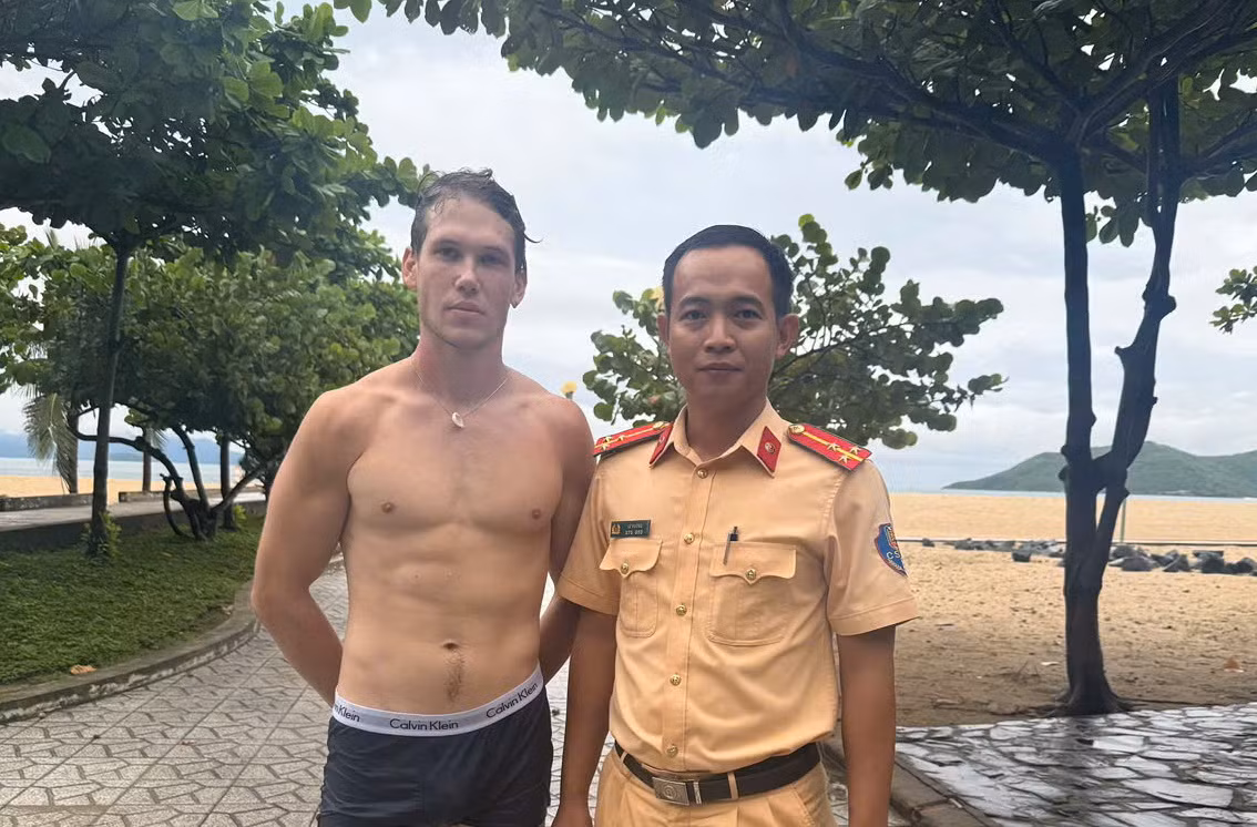 Cảnh sát kịp thời cứu nạn một du khách nước ngoài đuối nước trên biển Nha Trang -0