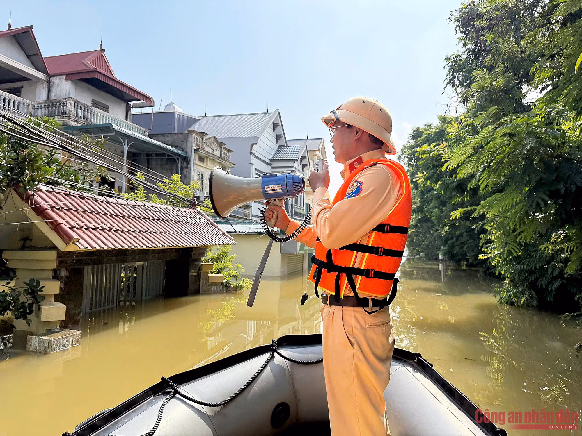Chiến sĩ áo vàng những ngày trong tâm lũ giúp dân -3